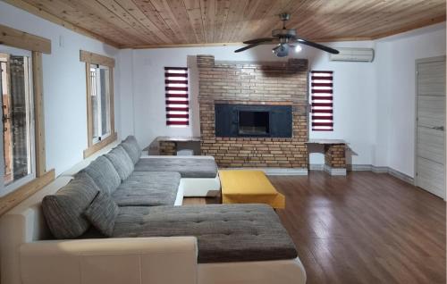 un soggiorno con divano e camino di Amazing Home In Macastre With Sauna a Macastre