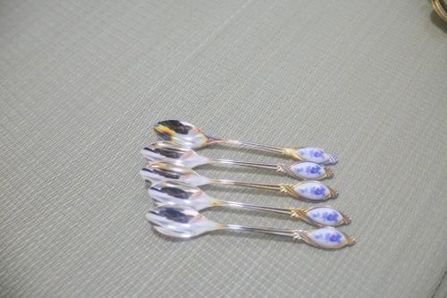 a silver spoon with purpleestones on top of it at 花乃郷 赤羽 in Tokyo