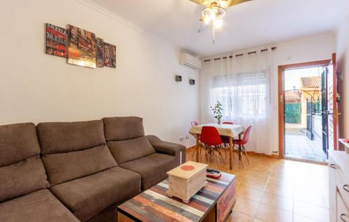ein Wohnzimmer mit Sofa und Tisch in der Unterkunft Nice Apartment In San Pedro Del Pinatar in San Pedro del Pinatar
