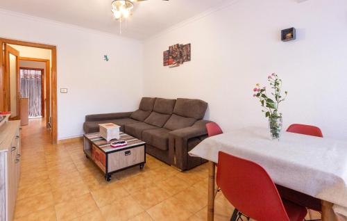 ein Wohnzimmer mit Sofa und Tisch in der Unterkunft Nice Apartment In San Pedro Del Pinatar in San Pedro del Pinatar