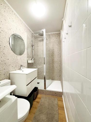 een badkamer met toilet, wastafel en bad bij Appartement Chic 50m de la mer in Palavas-les-Flots