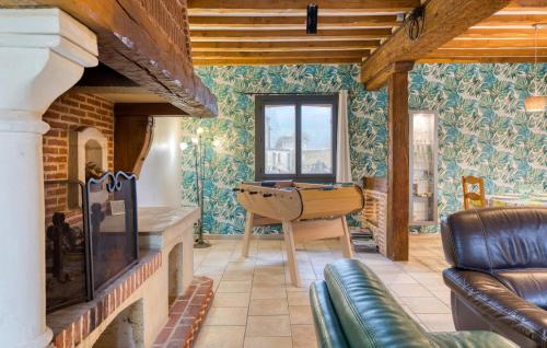 un salon avec une cheminée et un canapé dans l'établissement 5 Bedroom Gorgeous Home In Ganzeville, à Ganzeville