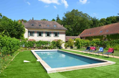 une piscine dans la cour d'une maison dans l'établissement Domaine de Sèche-Bouteille, à Étivey
