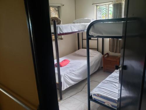 a room with two bunk beds and a window at Finca Turistica VillaMaria in Tena