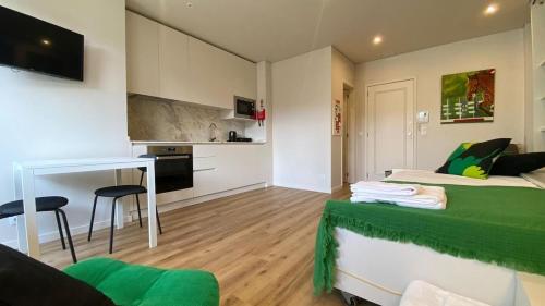 BEST - Studio Trindade with AC and Parking
