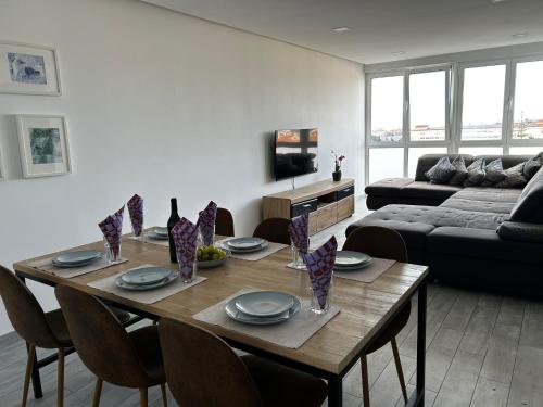 una sala de estar con una mesa y un sofá en Blue Chill Carcavelos, en Carcavelos