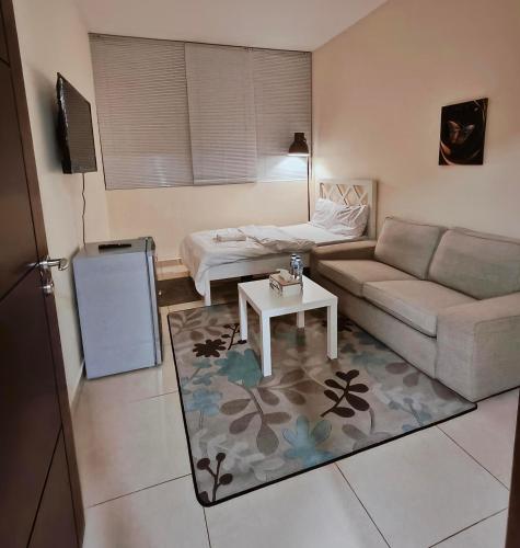 Dapur atau dapur kecil di Regular Room - Shared Bathroom