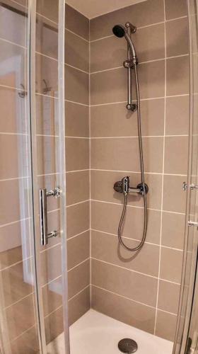 une douche avec une porte vitrée dans une salle de bain dans l'établissement Cosy T2 avec extérieur et vue, à Montauban