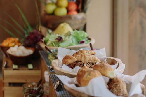 - une table recouverte de paniers de viennoiseries et de fruits dans l'établissement Somland Resort, à Paiya