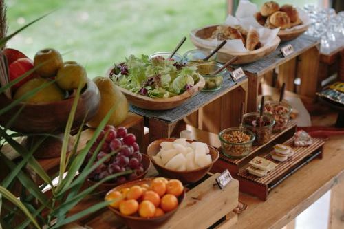 une table garnie de nombreux types d'aliments différents dans l'établissement Somland Resort, à Paiya