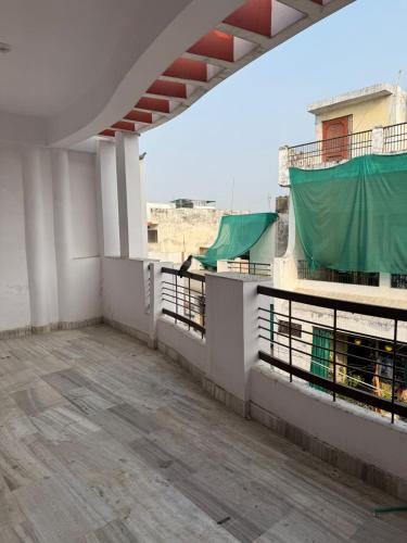 Balkoni atau teres di Kumbh Kripa