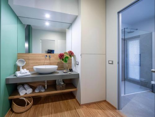 un baño con lavabo y ducha en 30Cavour luxury suites, en Pavia