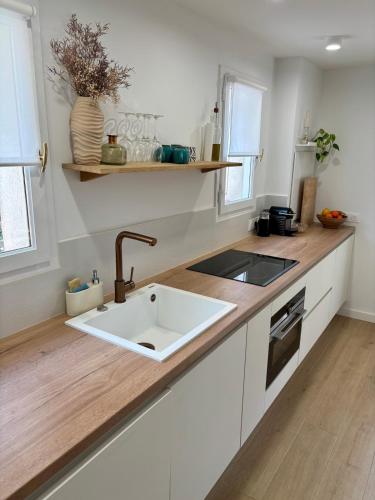 une cuisine avec un évier et un plan de travail dans l'établissement Bastidon paisible dans résidence avec piscine, à Fréjus