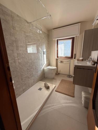 Casnate con BernateにあるB&B Villa Mirellaのシャワー、トイレ、洗面台を備えたバスルーム
