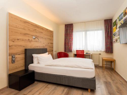 Hotel & Wirtshaus Hansenにあるベッド