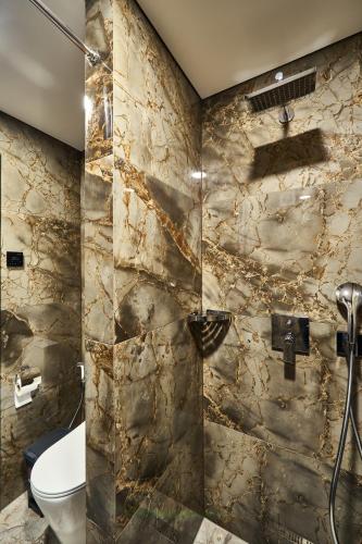 a bathroom with a stone wall at Сімейний Екопарк Ясногородка in Yasnogorodka