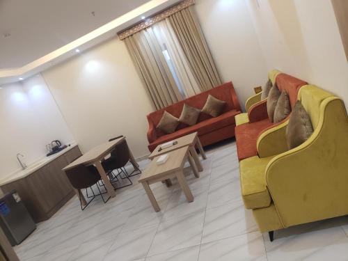 a living room with a couch and a table and chairs at كويت سفن للشقق المخدومة in Jeddah