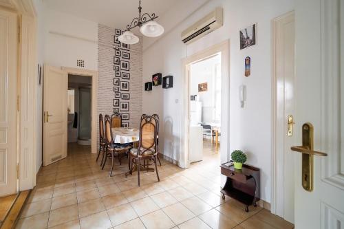 a kitchen and dining room with a table and chairs at Tomka Apartman in Szeged