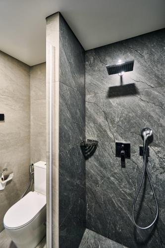 a bathroom with a toilet and a shower at Сімейний Екопарк Ясногородка in Yasnogorodka