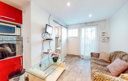 un salon avec un canapé et une fenêtre dans l'établissement Lovely Apartment In Schiltigheim, à Schiltigheim