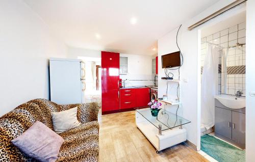 un salon avec un canapé et une cuisine dans l'établissement Lovely Apartment In Schiltigheim, à Schiltigheim