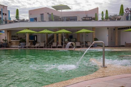 Bazén v ubytování BOUMERDES PLAZA Hôtel & Spa nebo v jeho okolí