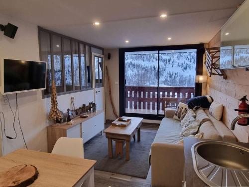 Appartement rénové au calme avec balcon, 1 chambre, coin nuit et parking - Proche Isola 2000 - FR-1-292-137