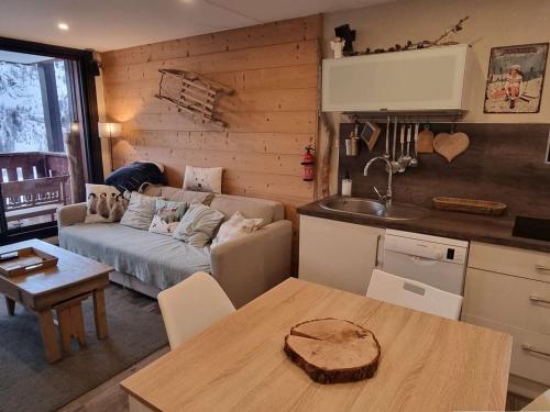 un salon avec un canapé et une table dans l'établissement Appartement rénové au calme avec balcon, 1 chambre, coin nuit et parking - Proche Isola 2000 - FR-1-292-137, à Isola 2000