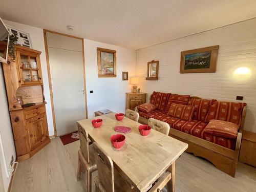 un salon avec une table et un canapé dans l'établissement Appartement cosy 4 pers, proche pistes, balcon, parking - FR-1-353-61, à La Plagne