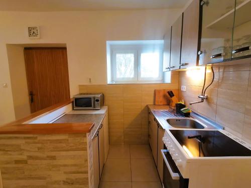 Kuchyň nebo kuchyňský kout v ubytování Charming Traditional Townhouse - Holiday Home Kata