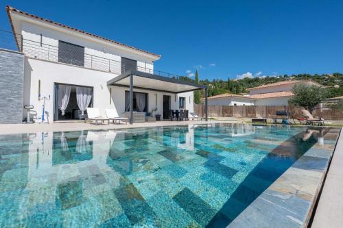 une grande piscine devant une maison dans l'établissement 83bouis, à Montauroux
