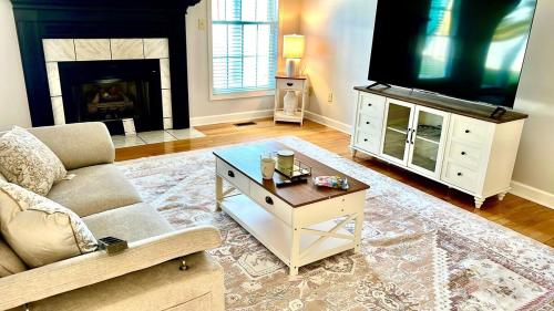 Gallery image of Charming Getaway with In-Ground Pool, Hot Tub Jacuzzi, and Cozy Firepit in Bristol