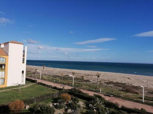 un bâtiment à côté d'une plage avec l'océan dans l'établissement Appartement vue mer 