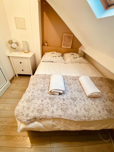 une chambre avec un lit avec deux serviettes dessus dans l'établissement MiCASA, Studio avec Clim hyper centre, à Tours