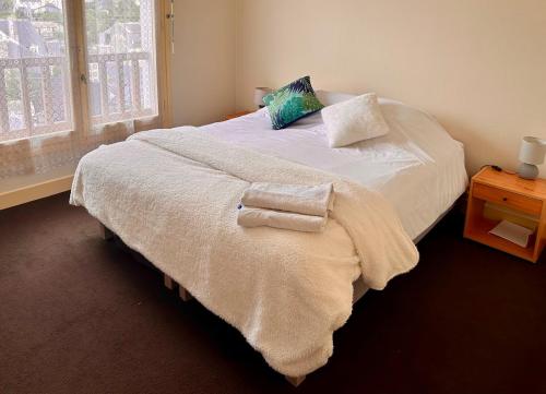 une chambre avec un lit avec des serviettes dessus dans l'établissement Close to Deauville, seaview, parking, à Trouville-sur-Mer