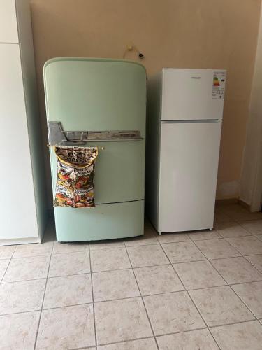 a green refrigerator and a white refrigerator freezer at Duplex 4pax Playa Unión in Playa Unión