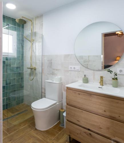 a bathroom with a toilet and a shower and a sink at La Platea Rural in Seville