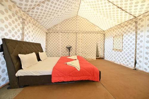 Postel nebo postele na pokoji v ubytování Lucky Desert Camp Sam