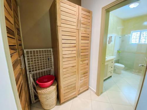 Et badeværelse på Gorgeous apartment steps to Playa Punta Popy