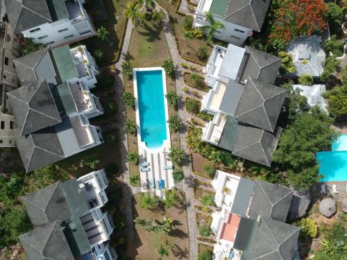 Swimmingpoolen hos eller tæt på Gorgeous apartment steps to Playa Punta Popy