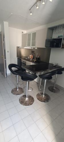 - une cuisine avec une table et deux chaises dans l'établissement Studio 26 M2 terrasse 6 M2 La Grande Motte, à La Grande Motte