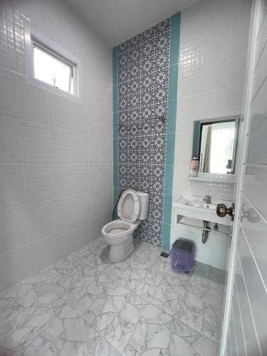a bathroom with a toilet and a sink at บ้านพักขอนแก่น in Khon Kaen