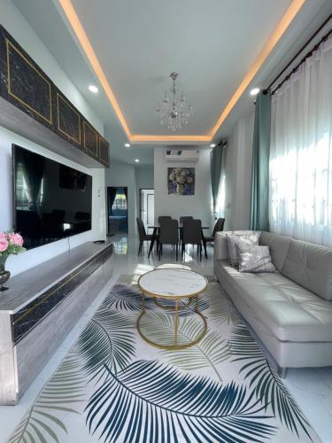 a living room with a couch and a table at บ้านพักขอนแก่น in Khon Kaen