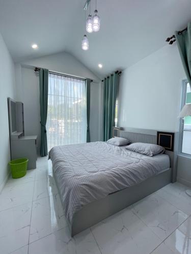 Postel nebo postele na pokoji v ubytování บ้านพักขอนแก่น