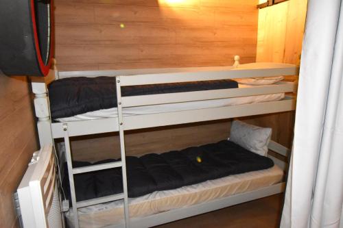 Cette chambre en bois comprend 2 lits superposés. dans l'établissement VAUJANYLOCATIONS - Cochette 1 appartement 14 bis, à Vaujany