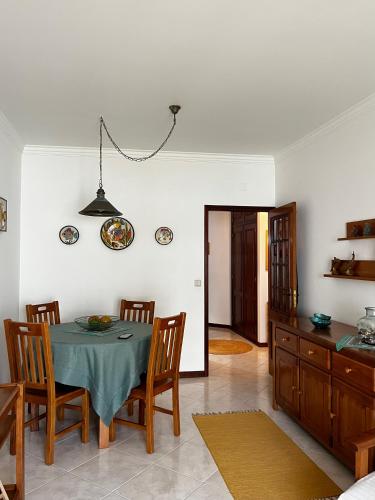 a dining room with a table and some chairs at Casinha das Memórias in Vieira de Leiria