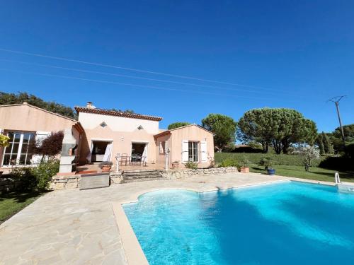 une villa avec piscine devant une maison dans l'établissement Villa La Mastineria, au Plan-de-la-Tour