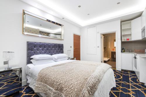 Postel nebo postele na pokoji v ubytování Marble Arch Mews Apart'hotel