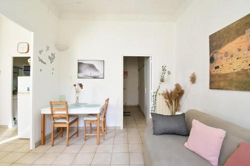 un salon avec une table et un canapé dans l'établissement Évasion Bord de Mer Havre de Paix à Deux Pas des Plages, à Marseille