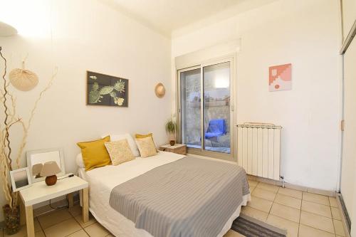 une chambre avec un grand lit et une fenêtre dans l'établissement Évasion Bord de Mer Havre de Paix à Deux Pas des Plages, à Marseille